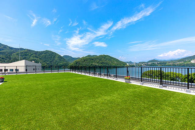 テラスからのさがみ湖の眺め